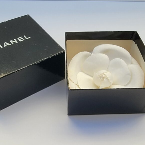 CHANEL classic large white fabric camellia corsage brooch pin. 4.25" wide. - Picture 6 of 15